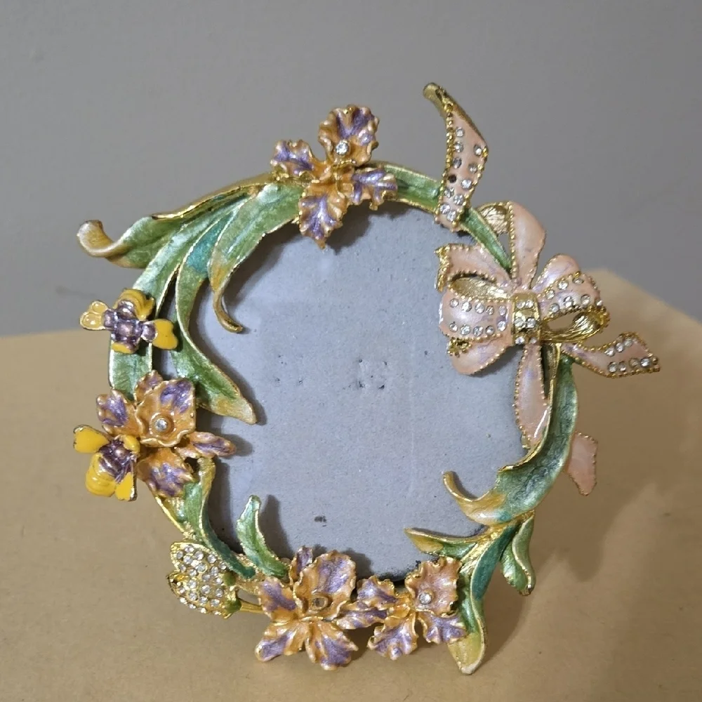 Vintage Floral Wreath Picture Frame with Bow Size 3.5 x 3.5 Inches